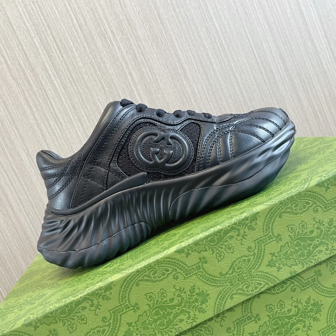 👟👟Ex-factory price 700👟👟 - the latest wave shoes; dad shoes; sports shoes; couple series... Gucci Ripple series sports shoes are made with innovative stitching technology, leather design with three-dimensional interlocking double G leather logo and Gucci letter metal logo embellishment, 3-color combination suction mold technology wavy outsole (soft/shock-absorbing/strong rebound) Original imported sheepskin ➕Original imported sheepskin lining ➕Original open-molded TPU suction mold 3-color outsole (sole thickness 5CM) Women's model 35-40 /